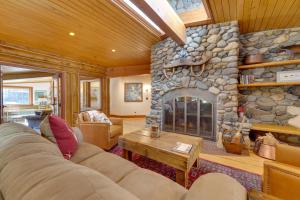 Sun Valley Log Home with Hot Tub and Mtn Views!