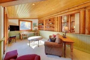 Sun Valley Log Home with Hot Tub and Mtn Views!