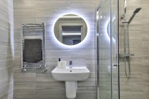 Spacious, Modern 2 Bed Apartment With Ensuites