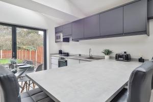 Spacious, Modern 2 Bed Apartment With Ensuites