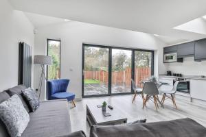 Spacious, Modern 2 Bed Apartment With Ensuites