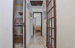 Maisons de vacances 4 Bedroom Amazing Home In Frejus : photos des chambres
