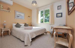Maisons de vacances 4 Bedroom Amazing Home In Frejus : photos des chambres