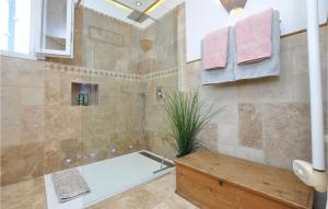 Maisons de vacances 4 Bedroom Amazing Home In Frejus : photos des chambres
