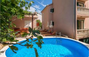 4 Bedroom Cozy Home In Medici