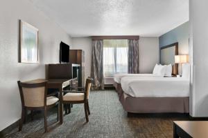 Queen Room with Two Queen Beds room in Best Western Plus Flint Airport Inn & Suites