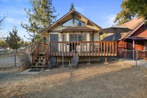 Cozy Cabin - Quiet Area, Fireplace, Smart TV, Fenced Yard