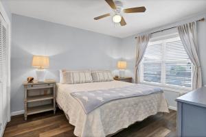 King Suite with Ocean View room in Sandpeddler Inn and Suites