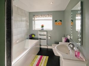 Hidden Garden Cottage - E5543