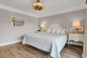 King Suite with Ocean View room in Sandpeddler Inn and Suites