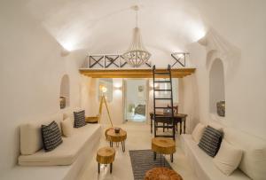 Earth Suite with Outdoor Heated Jacuzzi and Caldera View room in Canvas Suites