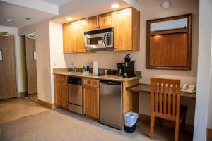 Studio Perfect Location 311 with Pool and Hot Tub