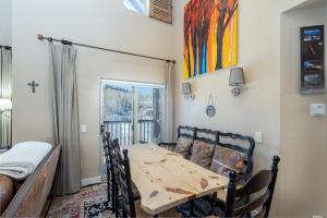 Fabulous condo close to Chair lifts 1 and 10 in Meadows Area