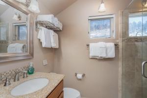 Fabulous condo close to Chair lifts 1 and 10 in Meadows Area