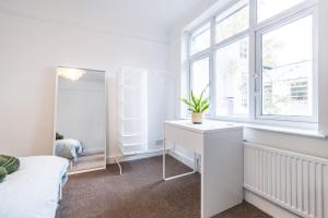 Orion Room - Twin Room in Luton