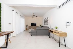 Elegant 2 Bedroom Apartment with Pool