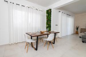 Elegant 2 Bedroom Apartment with Pool