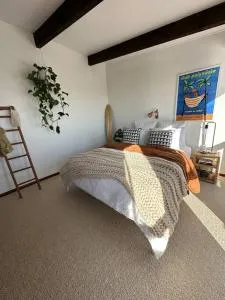 Seaside Beach Shakabode Retreat w Lovely Bay Views - Surf Beach