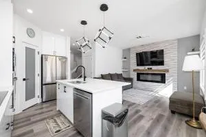 The Happy place - Luxurious, Cozy and Modern Home with Air-condition, Netflix, Free Parking close to Airport and West Edmonton Mall - Devon