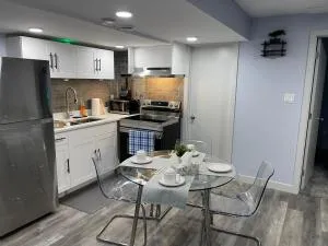 The Cozy Cove - Modern Private Basement Suite with Comfort & Charm, Free Parking, WiFi, Netflix Close to airport & 18 minutes to West Edmonton Mall - Devon