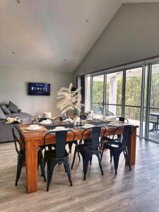 5BR, 3 toilets, 2 Baths - Exclusive Acreage Home