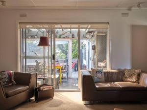 Warraburra Beach Shack, Rosebud - 2 bedrooms - plus your own private Beach box!