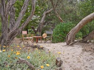 Warraburra Beach Shack, Rosebud - 2 bedrooms - plus your own private Beach box!