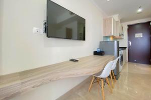 Best Choice and Minimalist Studio Room Menteng Park Apartment By Travelio