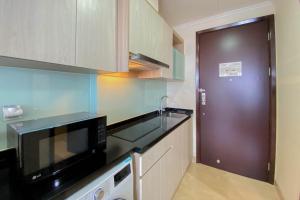 Best Choice and Minimalist Studio Room Menteng Park Apartment By Travelio