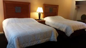 Queen Room with Two Queen Beds room in Grays Harbor Inn & Suites