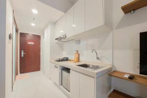 Well Designed and Elegant Studio at Sky House BSD Apartment By Travelio