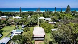 Lorraine's Beach house - 3 mins walk to beach - Upper Burringbar