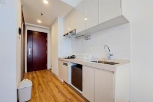 Warm and Simply Studio Apartment at Sky House BSD By Travelio