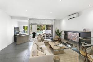 Luxurious 5 bedroom home 500m to Alexandra Headland beach