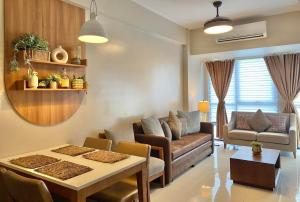 Modern 1 Bedroom Condo Unit with Pool view