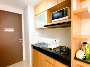 Homey and Best Deal Studio at Apartment Transpark Juanda Bekasi Timur By Travelio