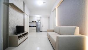 Cozy and Homey 2BR at Benson Supermall Mansion Apartment By Travelio