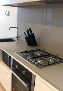 Cozy 1 Bedroom Apt Parkside Pool Gym Parking close CBD