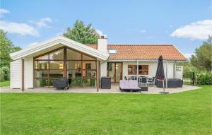 3 Bedroom Cozy Home In Bogø By - 5hvězdičkové hotely ve městě Bogø By