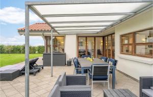 3 Bedroom Cozy Home In Bogø By