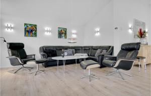 3 Bedroom Cozy Home In Bogø By