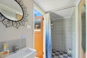 Blue Haven Gypsy Paradise - 3 bedroom cosy waterfront cottage on Central Coast