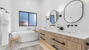 Fore Seasons - The Vintage Holiday Houses