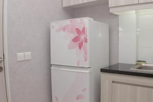 Big and Cozy Studio at Azalea Suites Apartment By Travelio