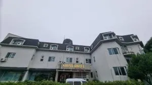 Shiny Hotel - Tŏkch'ŏn-ni