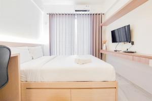 Comfy Studio Room at 31st Floor Sky House BSD Apartment By Travelio
