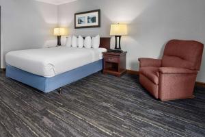 Queen Room with Recliner - Non-Smoking room in Days Inn by Wyndham Iron Mountain
