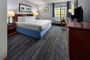 King Room - Disability Access/Non-Smoking room in Days Inn by Wyndham Iron Mountain