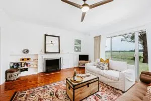 Burrundulla Farmhouse - Poolside Country Allure - Apple Tree Flat