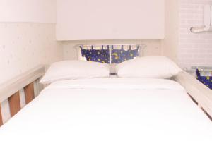 Stunning and Comfy Studio Apartment Transpark Juanda By Travelio